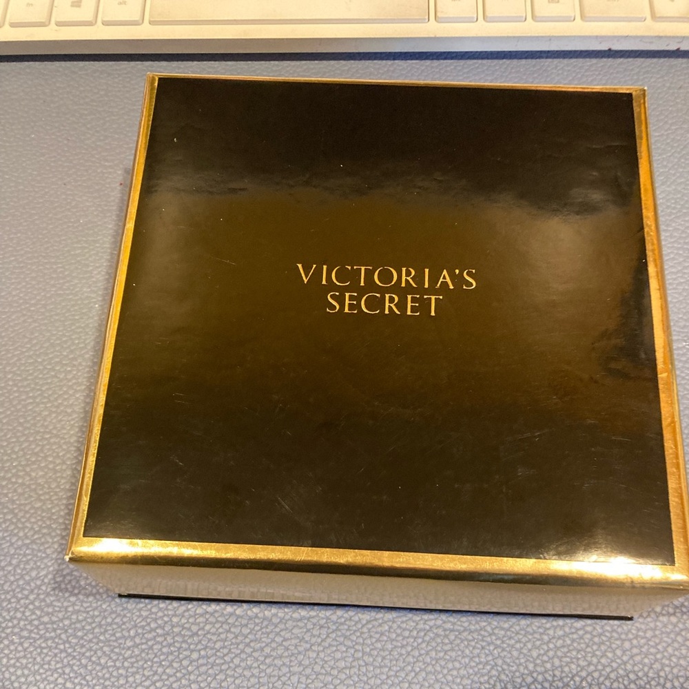 Victoria’s Secret vintage bra/panty set.
